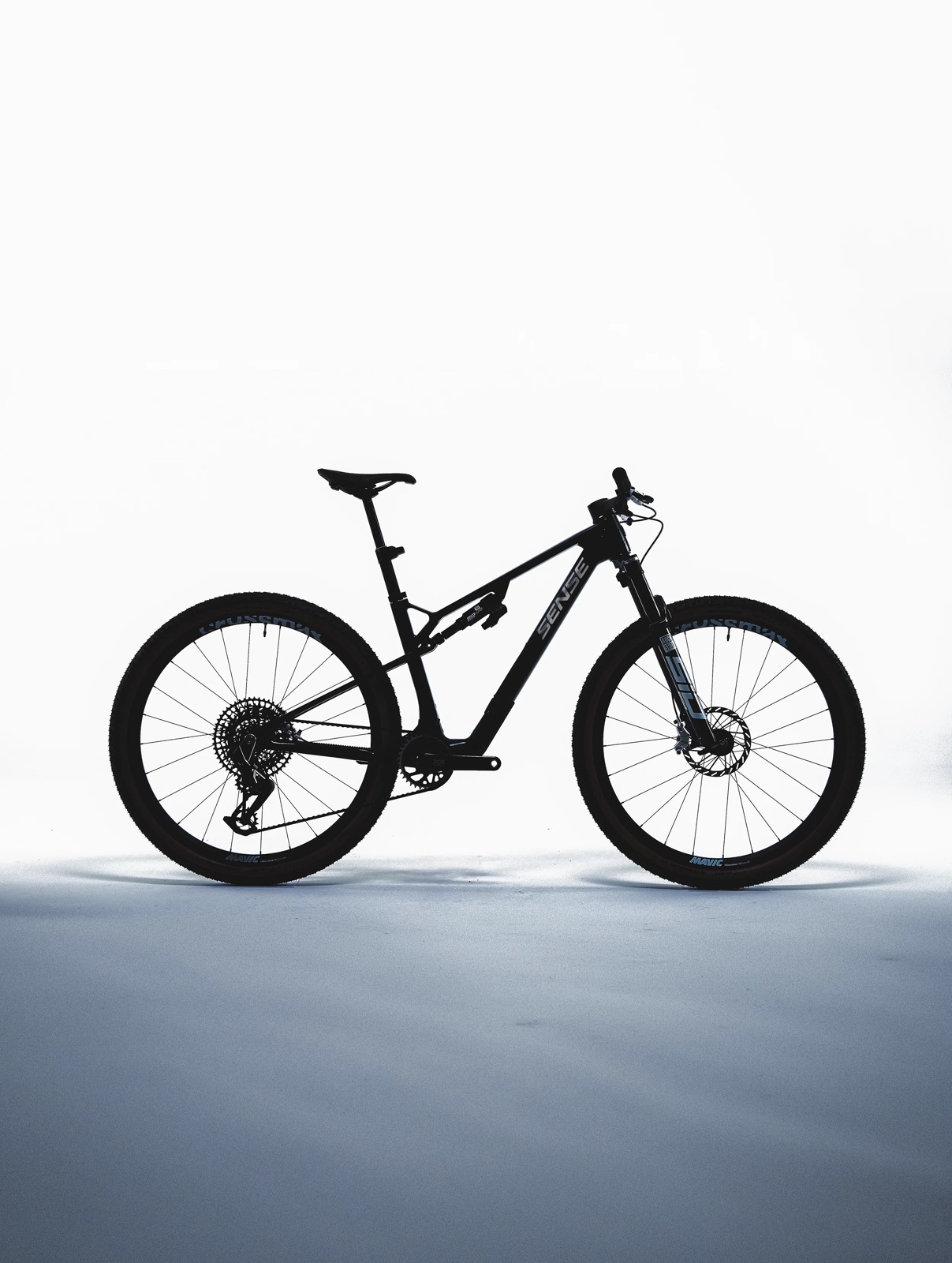 SENSE Invictus G3 Black Edition na paisagem